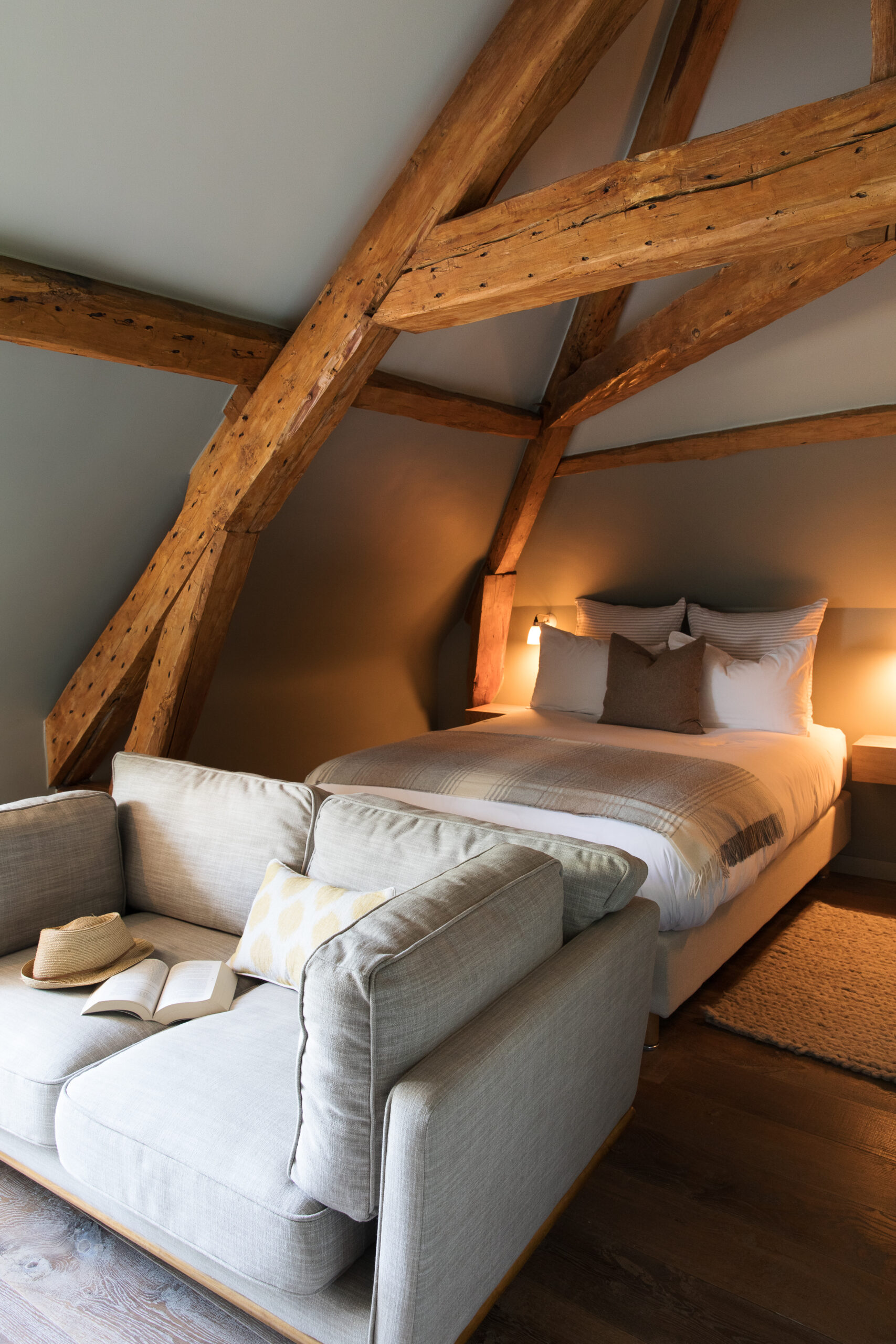 Chambre confortable avec poutres en bois